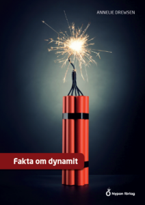 Omslag till boken Fakta om dynamit. En tänd dynamitgubbe mot svart bakgrund. 